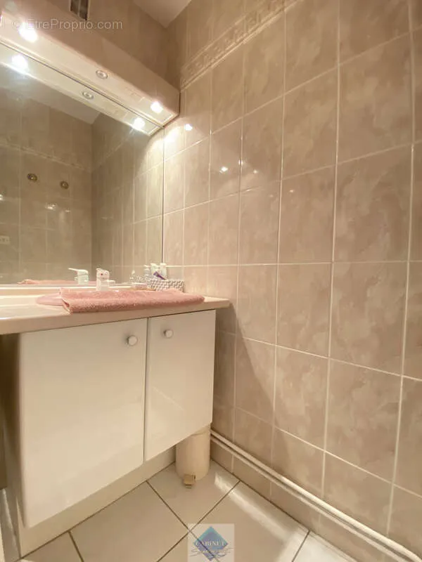 Vannitoad - Spacious Apartment with South-Facing Balcony in City Centre