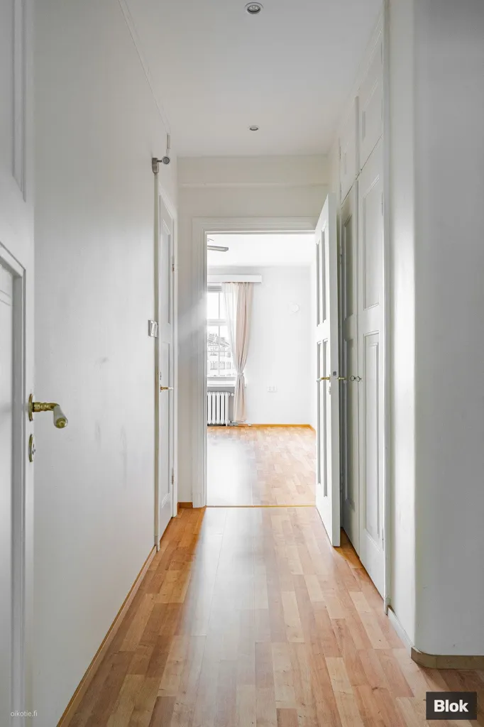 Entrée - Uusklassical Flat with Garden View in Taka-Töölö