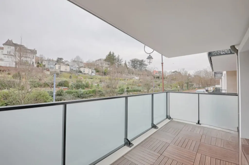Rõdu - Contemporary Flat with Balcony in Saint-Cloud