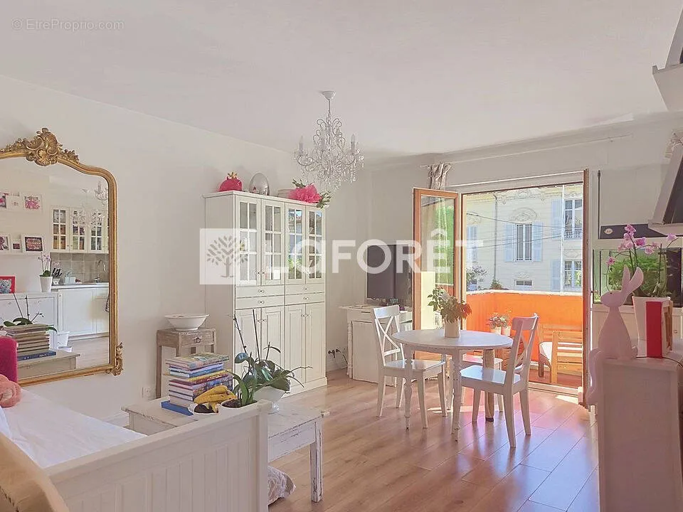 Living Room - Bright 2-Bedroom Apartment in Nice's Évêché