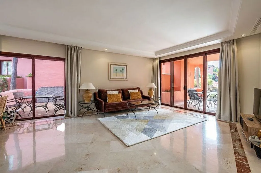Elutuba - T2 Apartment with Pool in El Padrón, Estepona