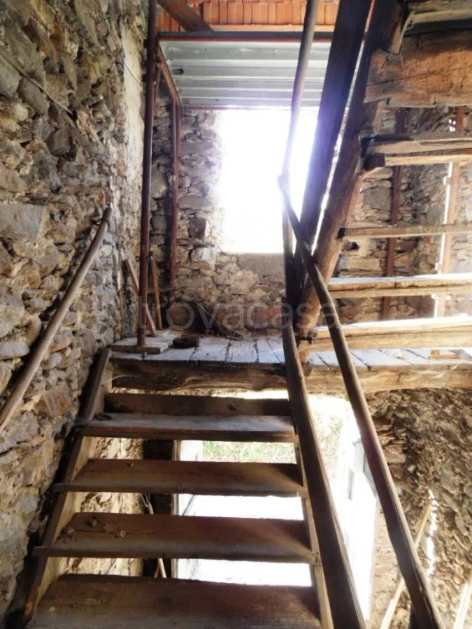 Pièces - Rustic Property with Balcony in Colico