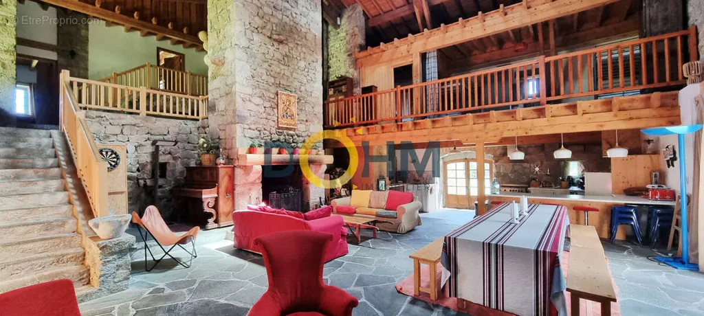 Soggiorno - 16th-Century Manor with Forest Setting in Haut-Forez