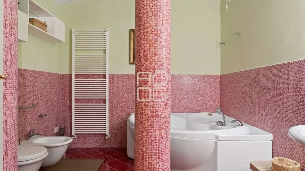 Bathrooms - Historic Palazzo Apartment in Lonato