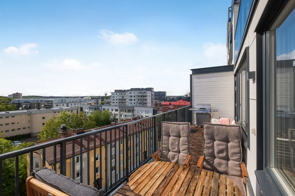 Rõdu - Modern Flat with South-West Balcony in Mariehäll