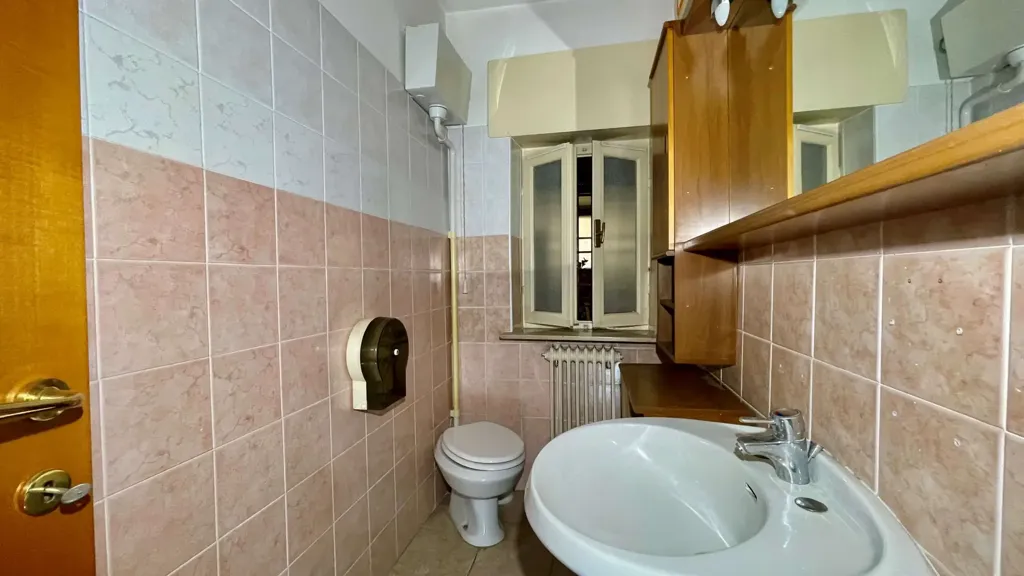 Salles de bain - Versatile Villa Portion in Borgo Roma, Verona