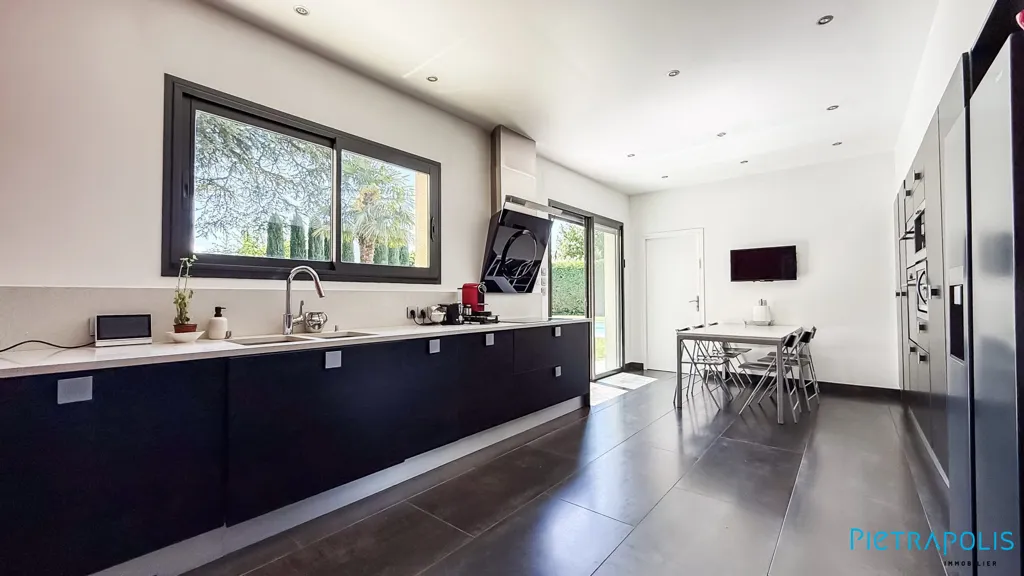 Cuisine - Propriété Contemporaine avec Piscine à Écully