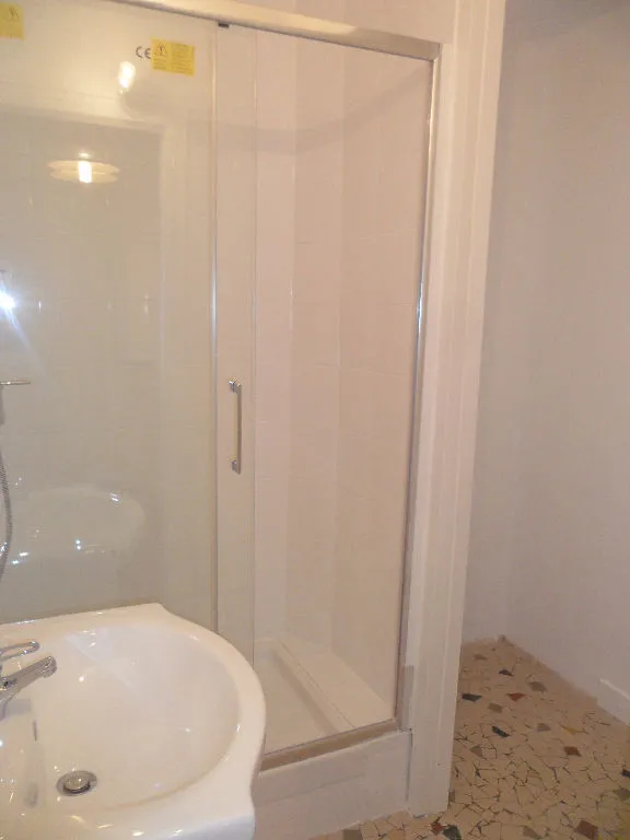 Salles de bain - Appartement 2 Pièces avec Digicode à Colombes