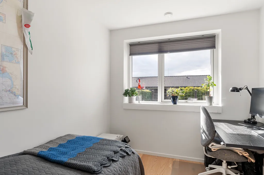 Office - Modern Rowhouse with Garden in Ålsgårde