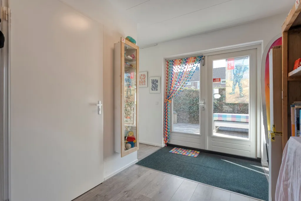 Esik - Spacious Corner House with Garden in Hoogeveen