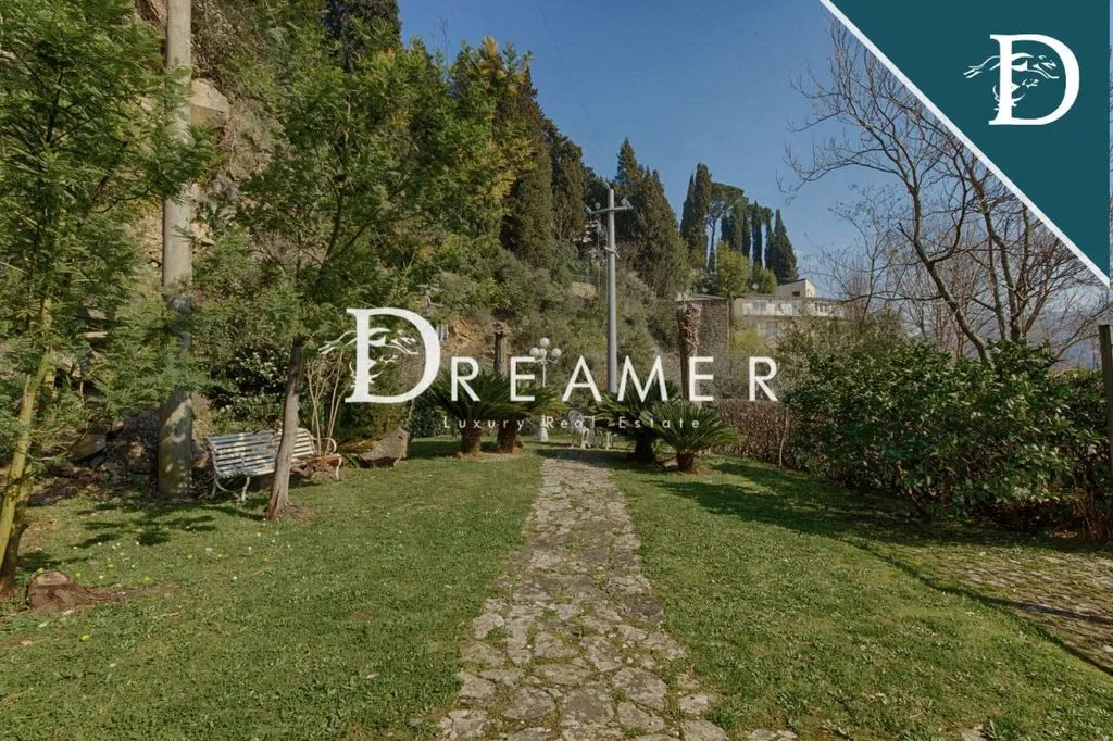 Aed - Luxury Apartment with Private Garden in Florence