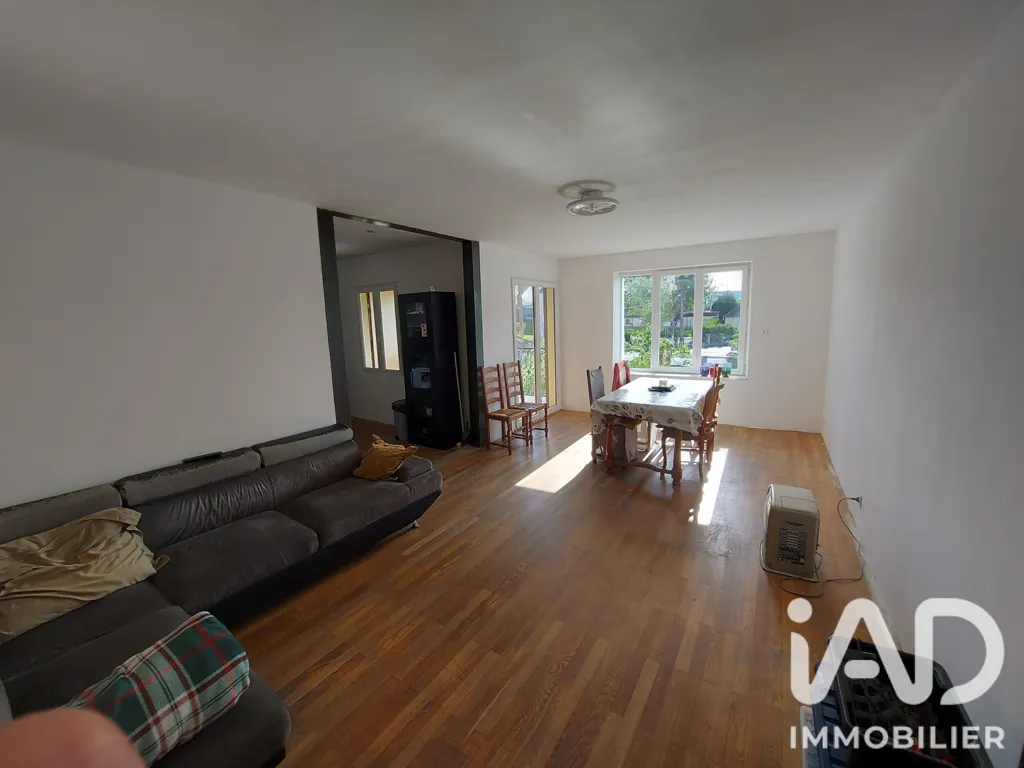 Elutuba - Spacious 3-Bedroom House with Terrace in Arinthod