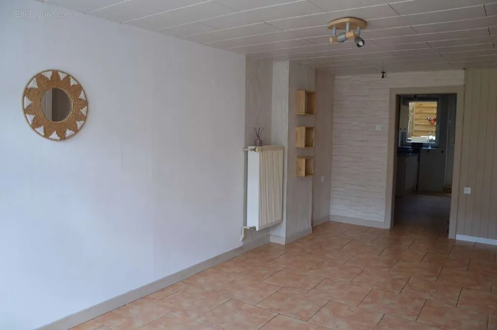 Entrée - Immeuble de 3 Logements avec Balcon à Soucht