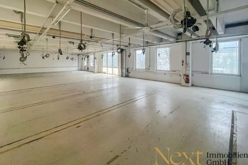 Toad - Warehouse with Office and Six Sectional Doors in Ansfelden
