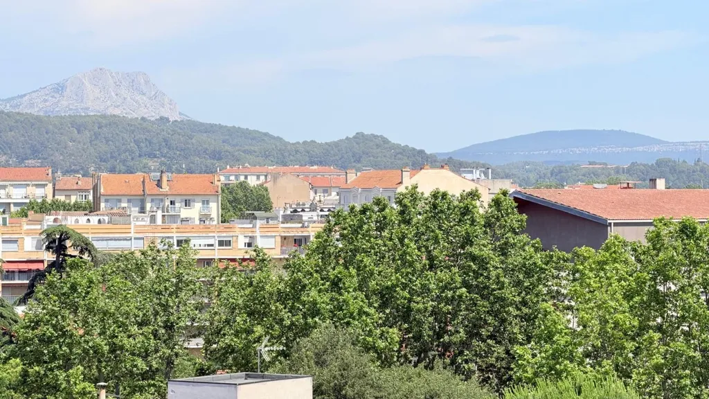 Bright T3 Flat with Balcony in Aix Centre