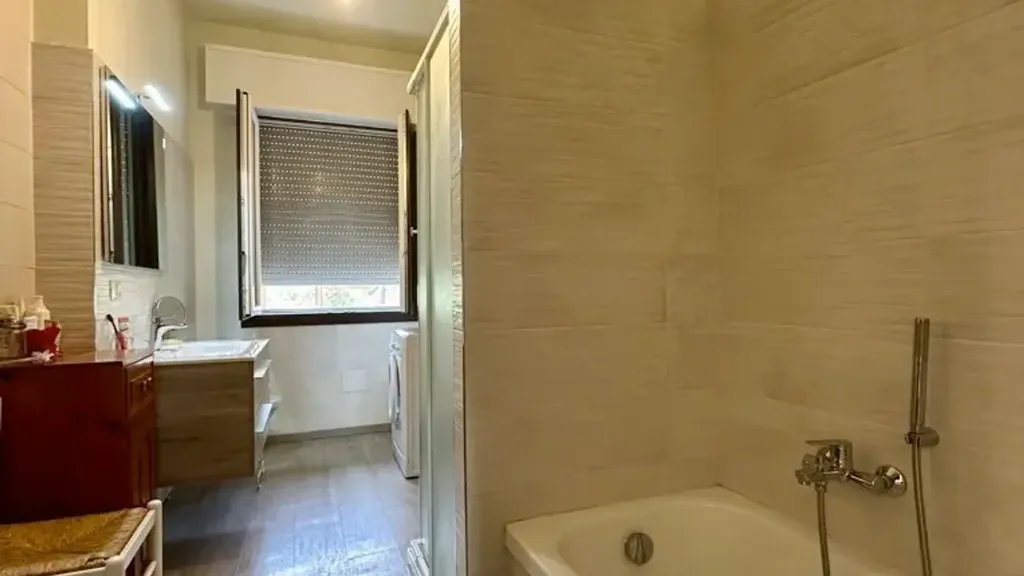 Salles de bain - Bifurcated Villa with Panoramic Views in Imola