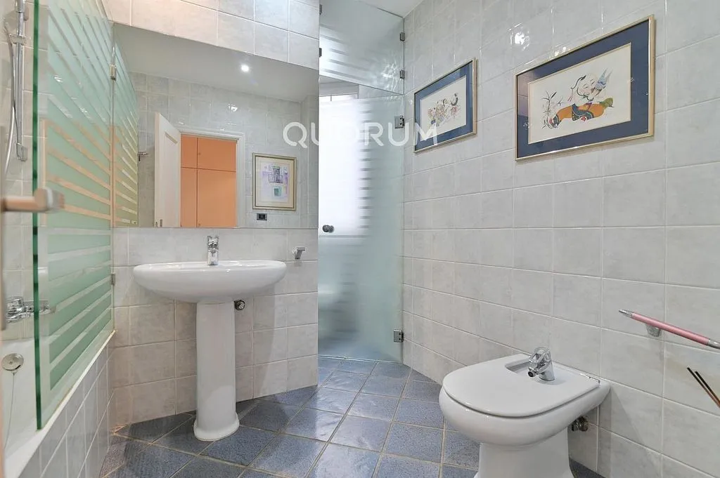 Salles de bain - Señorial Flat with Park Views in Abando, Bilbao