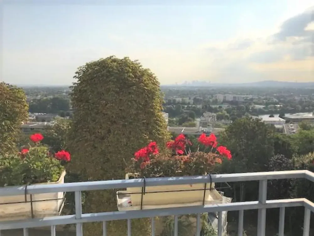 Balcone - 2-Bedroom Paris View Apartment in Yvelines