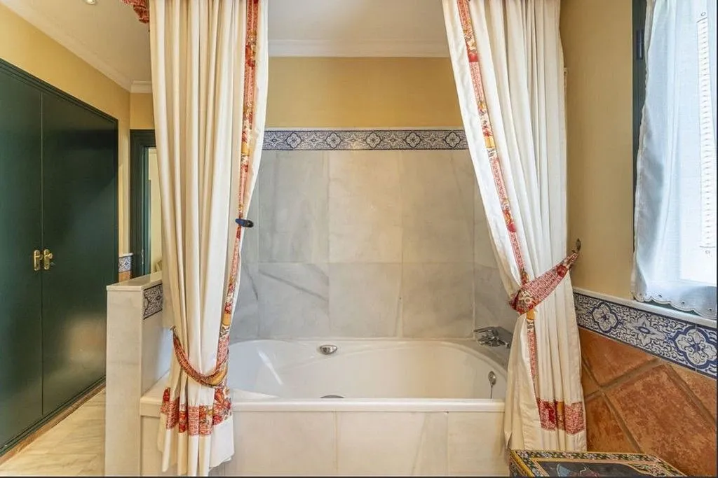 Salles de bain - Villa with Pool in Nagüeles, Marbella
