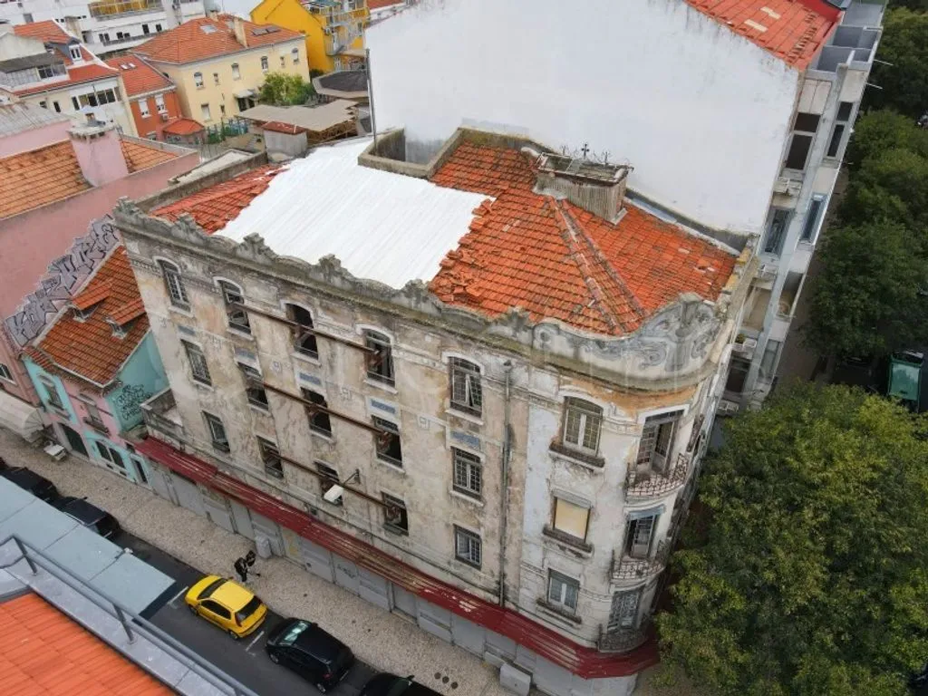 Vue aérienne - Building for Rehabilitation in Estefania, Lisbon