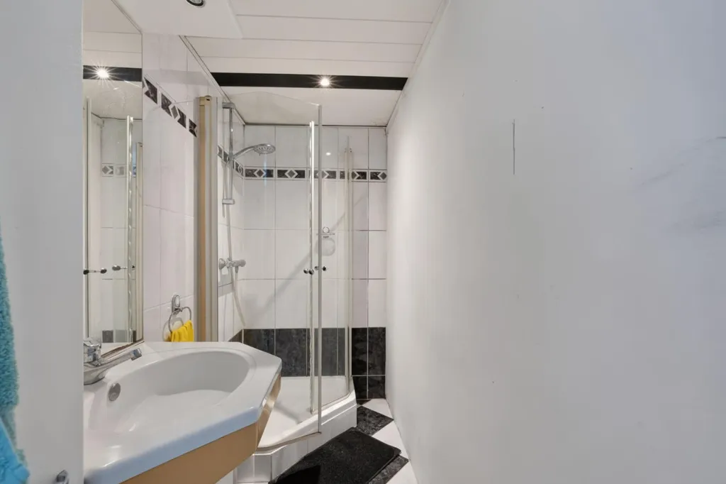 Salles de bain - Three-Storey House with Garden in Waddinxveen
