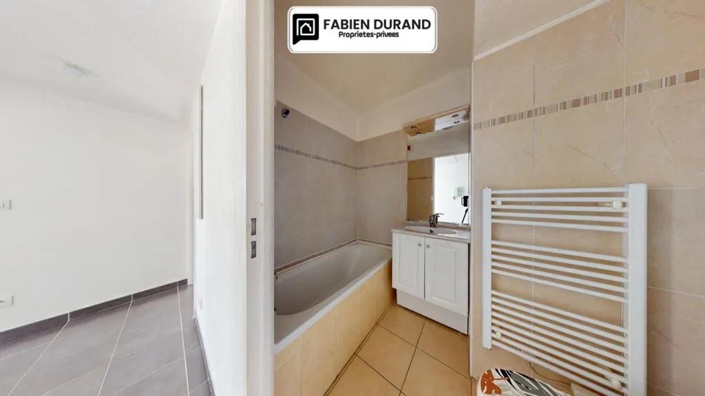 Vannitoad - 2-Bedroom Flat with Terrace in Mandelieu Centre