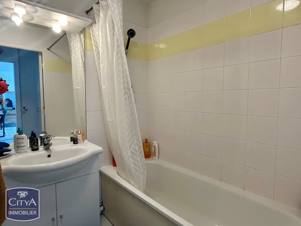 Salles de bain - Appartement 2 Pièces avec Parking à L'Aigle