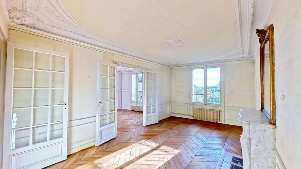 Living Room - 4-Piece Paris 16 Balcony with Etoile Proximity