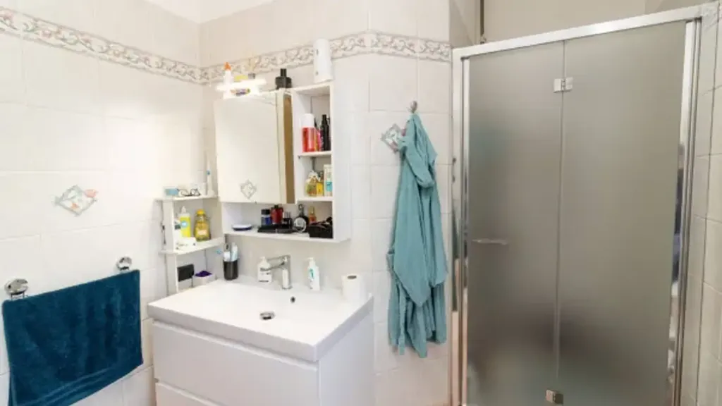 Salles de bain - Rusticated Apartment with Balcony in Monza
