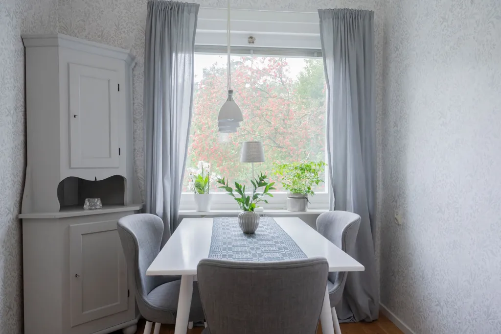 Esszimmer - Bright Apartment with Balcony near Stuvsta Centre