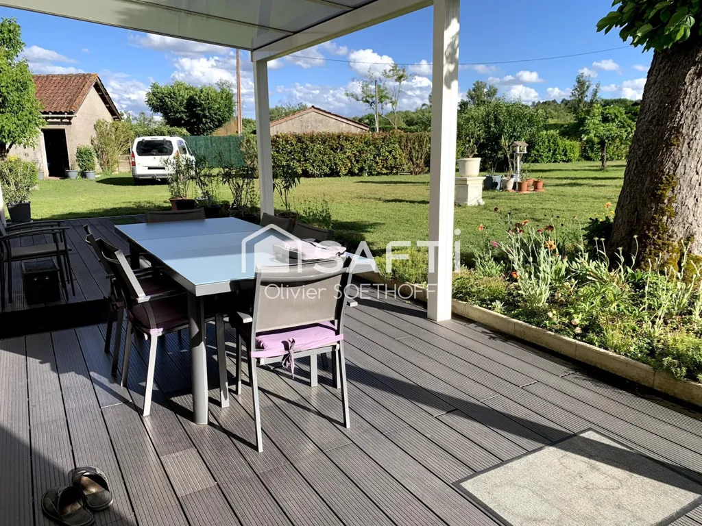 Terrasse - Maison avec Piscine et Jardin à Barbaste
