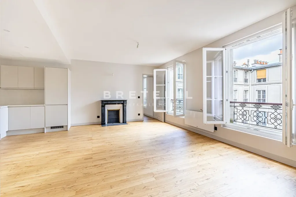 Séjour - Appartement 4 Pièces dans un Immeuble Ancien à Paris 7ème