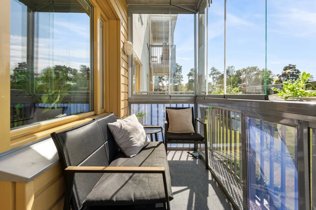 Balcony - Apartment with Balcony in Hässelby Gård