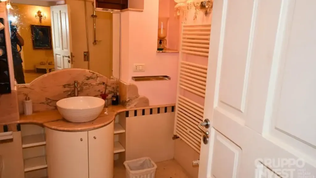 Bathrooms - Historic Palazzo with Panoramic Terrace in Ostuni
