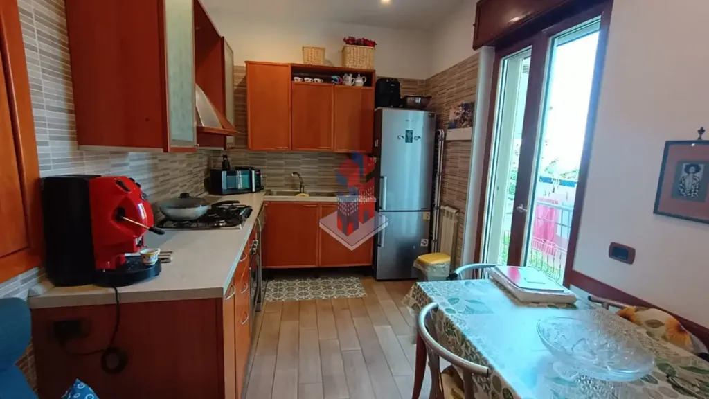 Cucina - Appartamento con due balconi a Napoli