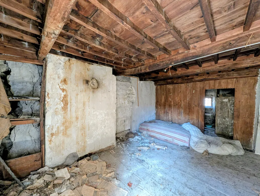 Rooms - Village House for Renovation in La Charce