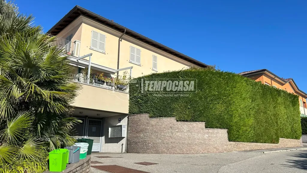 Extérieur - Modern Triplex with Balcony in Cantù