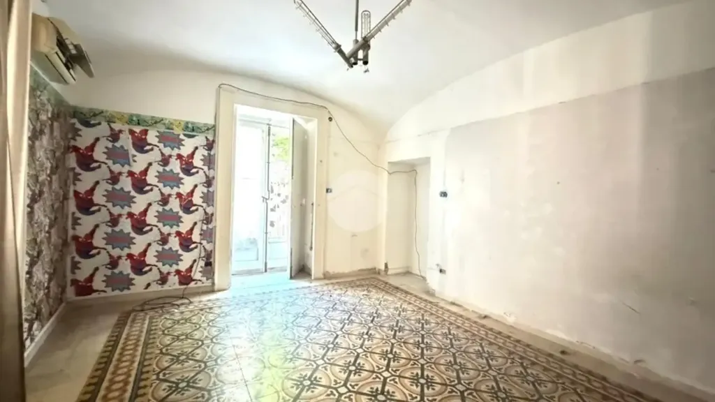 Pièces - 6-Room Apartment with Garden in Naples