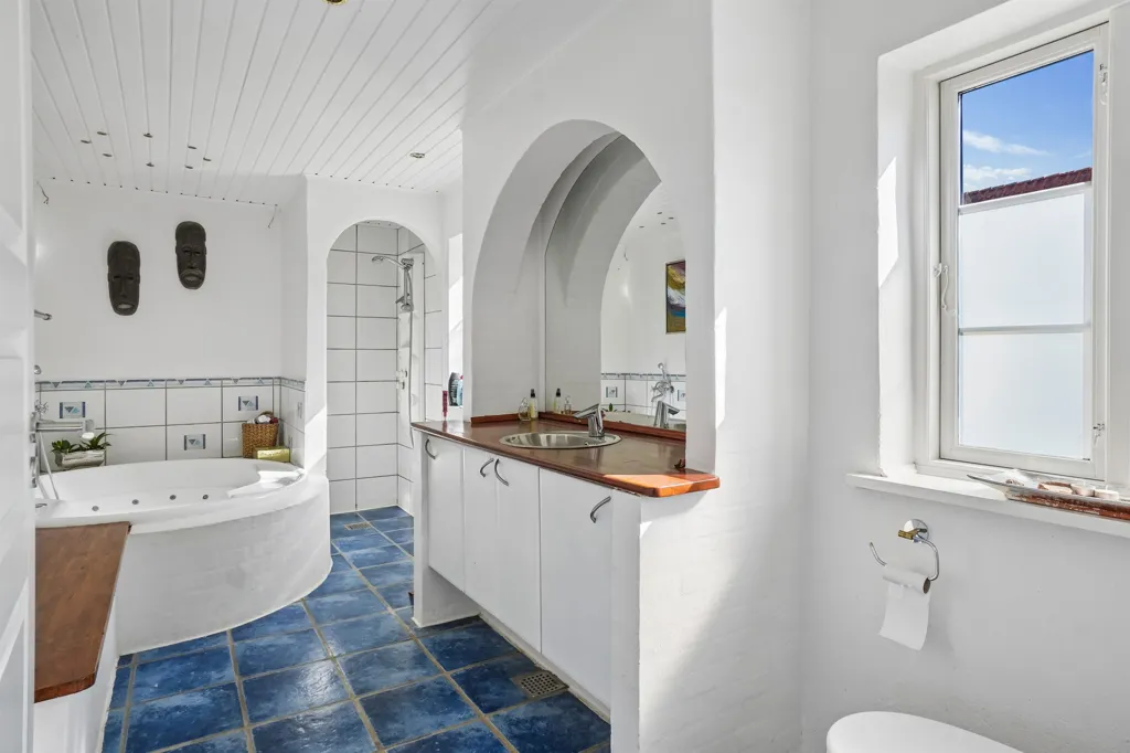 Vannitoad - Mixed-Use Property with Kennel in Ruds Vedby