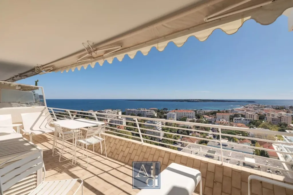 Balcon - Appartement Traversant avec Vue Panoramique à Cannes