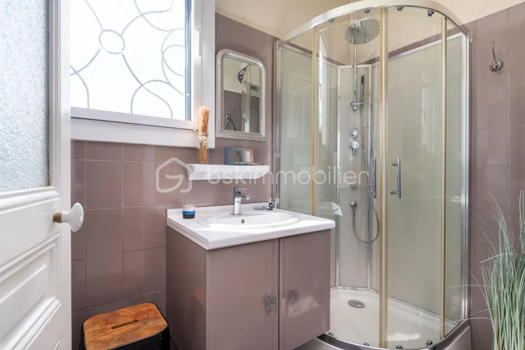 Bathrooms - Charming House with Garden in Dagneux