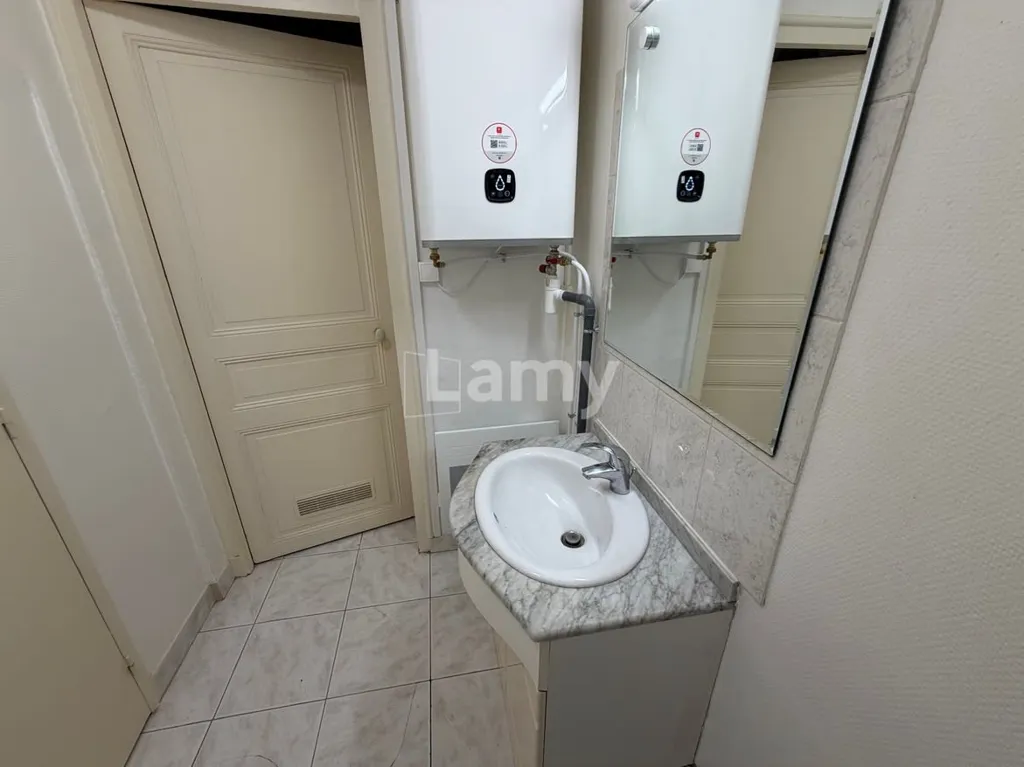 Salles de bain - Appartement Charmant avec Parquet au Sud dans Quartier Historique