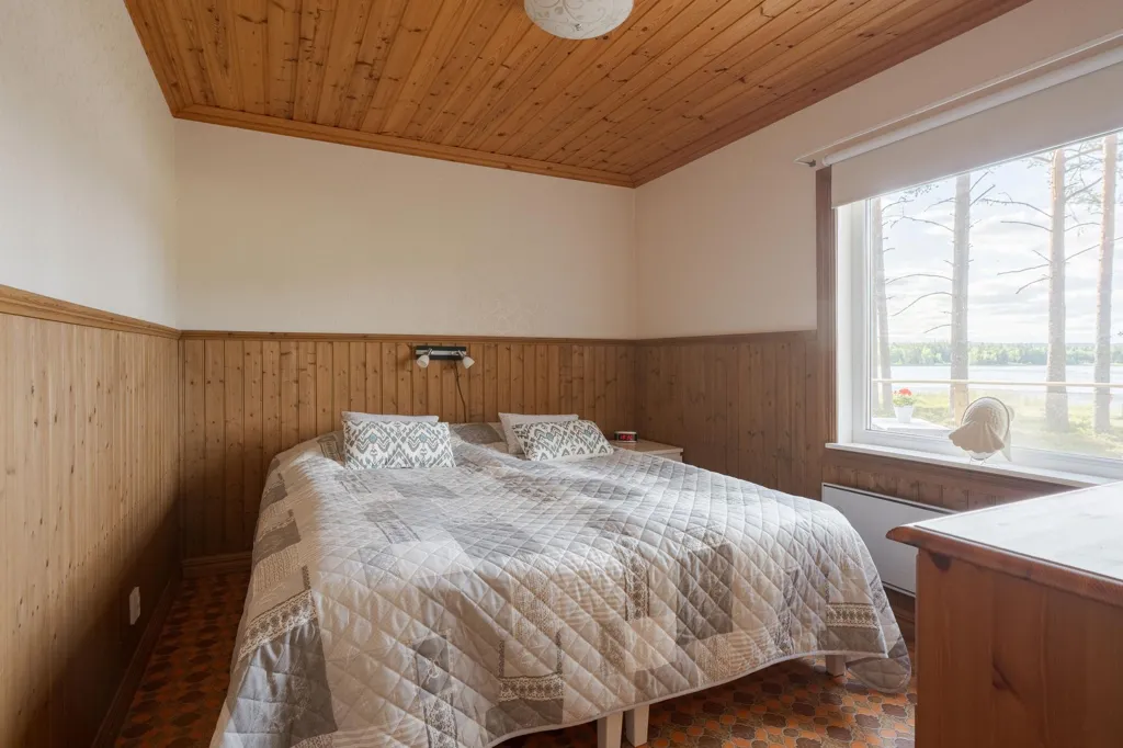 Bedrooms - Cottage with Water View near Coast