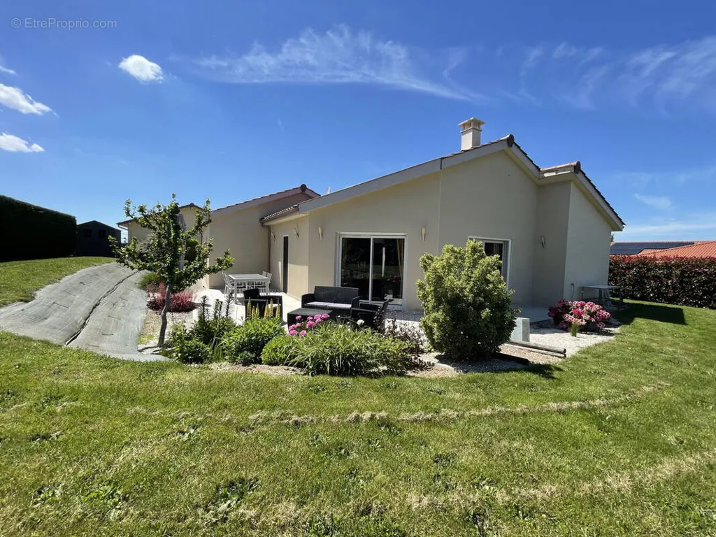 Aed - Villa with Garden in Ronno