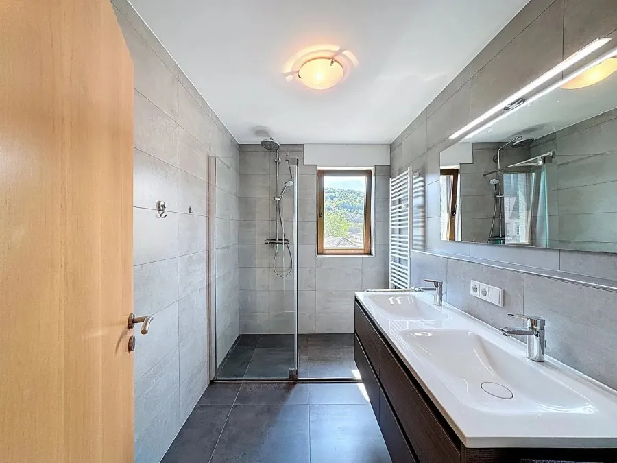 Salles de bain - Appartement Moderne avec Balcons à Grevenmacher