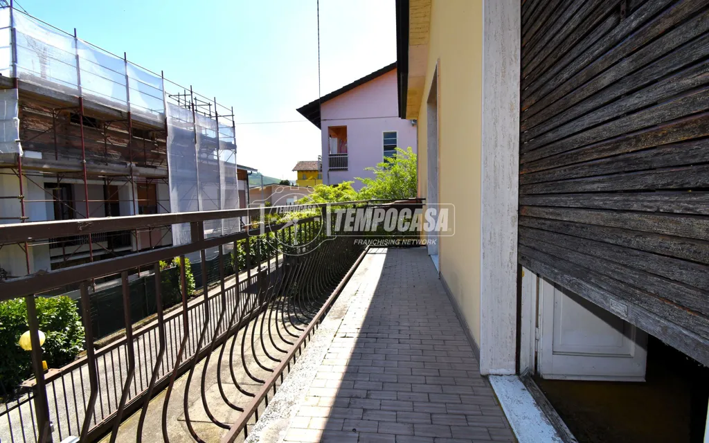 Balcony - Independent Villa with Garden in Moretta