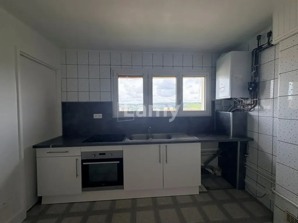 Student-Friendly Flat with Balcony in Montrapon