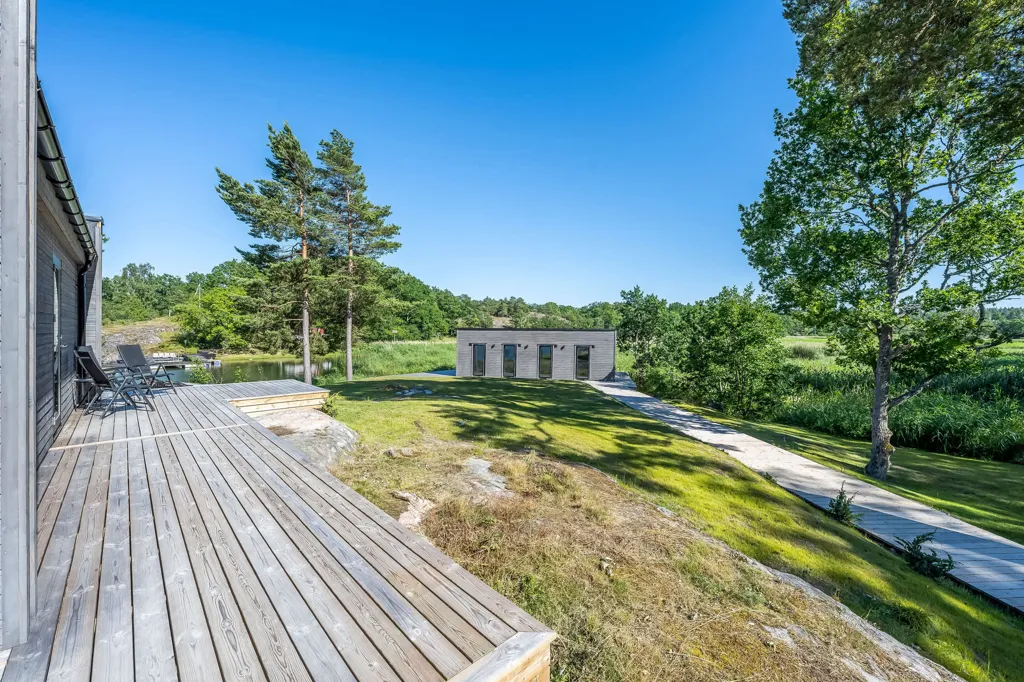 Terrass - Modern Seafront Villa in Söderköping