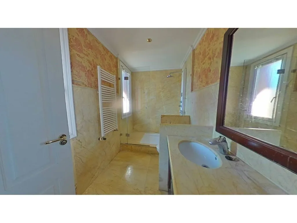 Salles de bain - Five-Bedroom House with Indoor Pool in Mungia