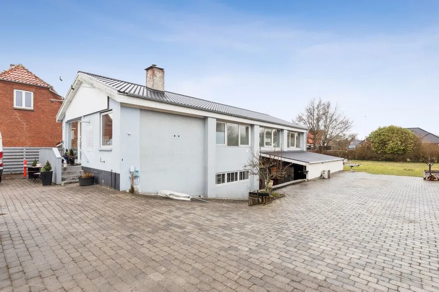 Esterno - Mixed-Use Property with Central Location in Hedehusene